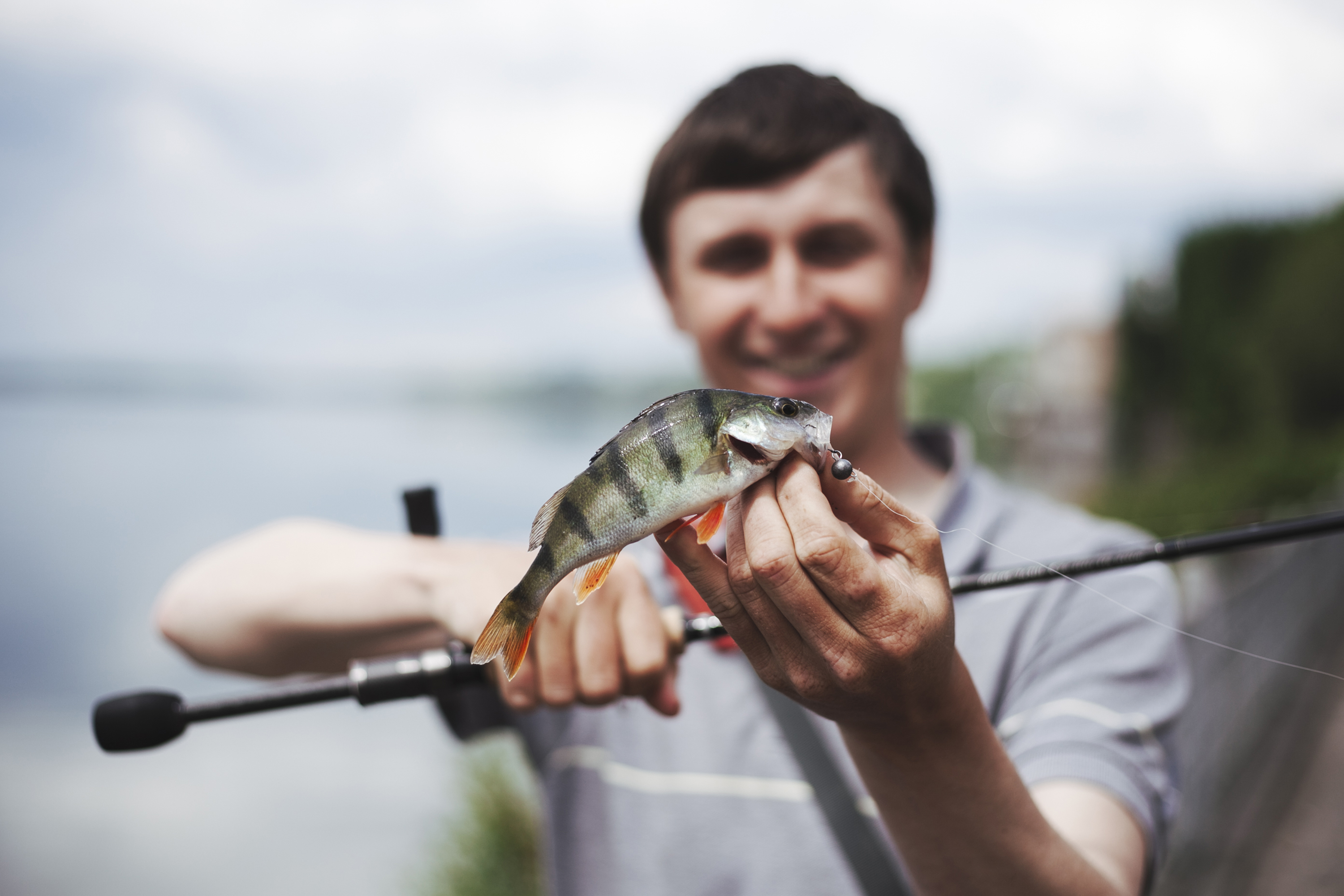 Angler using Fish Identifier App - AI fish recognition tool for saltwater and freshwater fishing